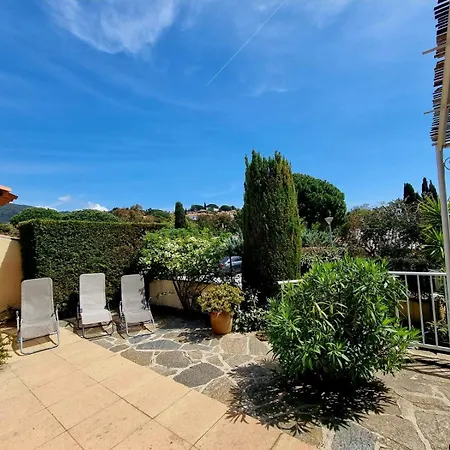 Le Lavandou Pramousquier Location Uniquement Du Samedi Au Samedi En Juillet Aout Et Septembre Entiere Acces Direct Et Piscine Collective Ouverte Du 1er Mai Au 30 Septembre Clim Wifi *