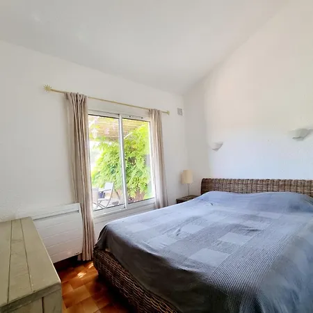 Le Lavandou Pramousquier Location Uniquement Du Samedi Au Samedi En Juillet Aout Et Septembre Entiere Acces Direct Et Piscine Collective Ouverte Du 1er Mai Au 30 Septembre Clim Wifi Villa