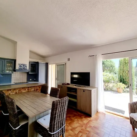 Le Lavandou Pramousquier Location Uniquement Du Samedi Au Samedi En Juillet Aout Et Septembre Entiere Acces Direct Et Piscine Collective Ouverte Du 1er Mai Au 30 Septembre Clim Wifi