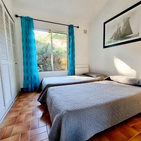 Le Lavandou Pramousquier Location Uniquement Du Samedi Au Samedi En Juillet Aout Et Septembre Entiere Acces Direct Et Piscine Collective Ouverte Du 1er Mai Au 30 Septembre Clim Wifi Le Rayol-Canadel-sur-Mer