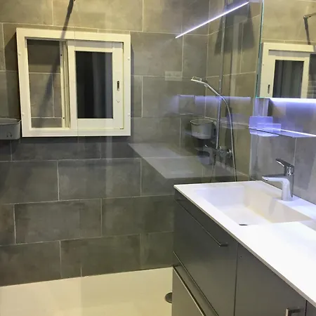 Le Lavandou Pramousquier Location Uniquement Du Samedi Au Samedi En Juillet Aout Et Septembre Entiere Acces Direct Et Piscine Collective Ouverte Du 1er Mai Au 30 Septembre Clim Wifi Villa *