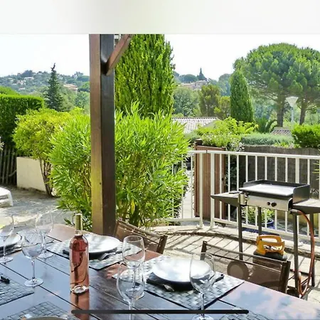 Villa Le Lavandou Pramousquier Location Uniquement Du Samedi Au Samedi En Juillet Aout Et Septembre Entiere Acces Direct Et Piscine Collective Ouverte Du 1er Mai Au 30 Septembre Clim Wifi Le Rayol-Canadel-sur-Mer